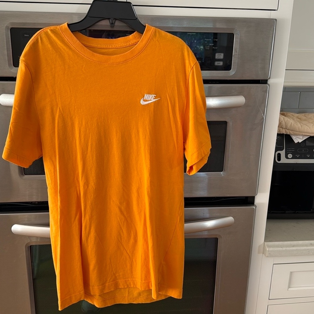 Nike Orange T-Shirt Men’s size Small in great condition like New.